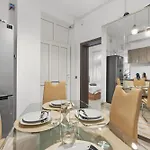 Elegant Near Parliament & Old Town Appartement *