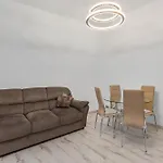 Elegant Near Parliament & Old Town Apartment