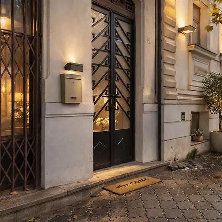 Elegant Near Parliament & Old Town